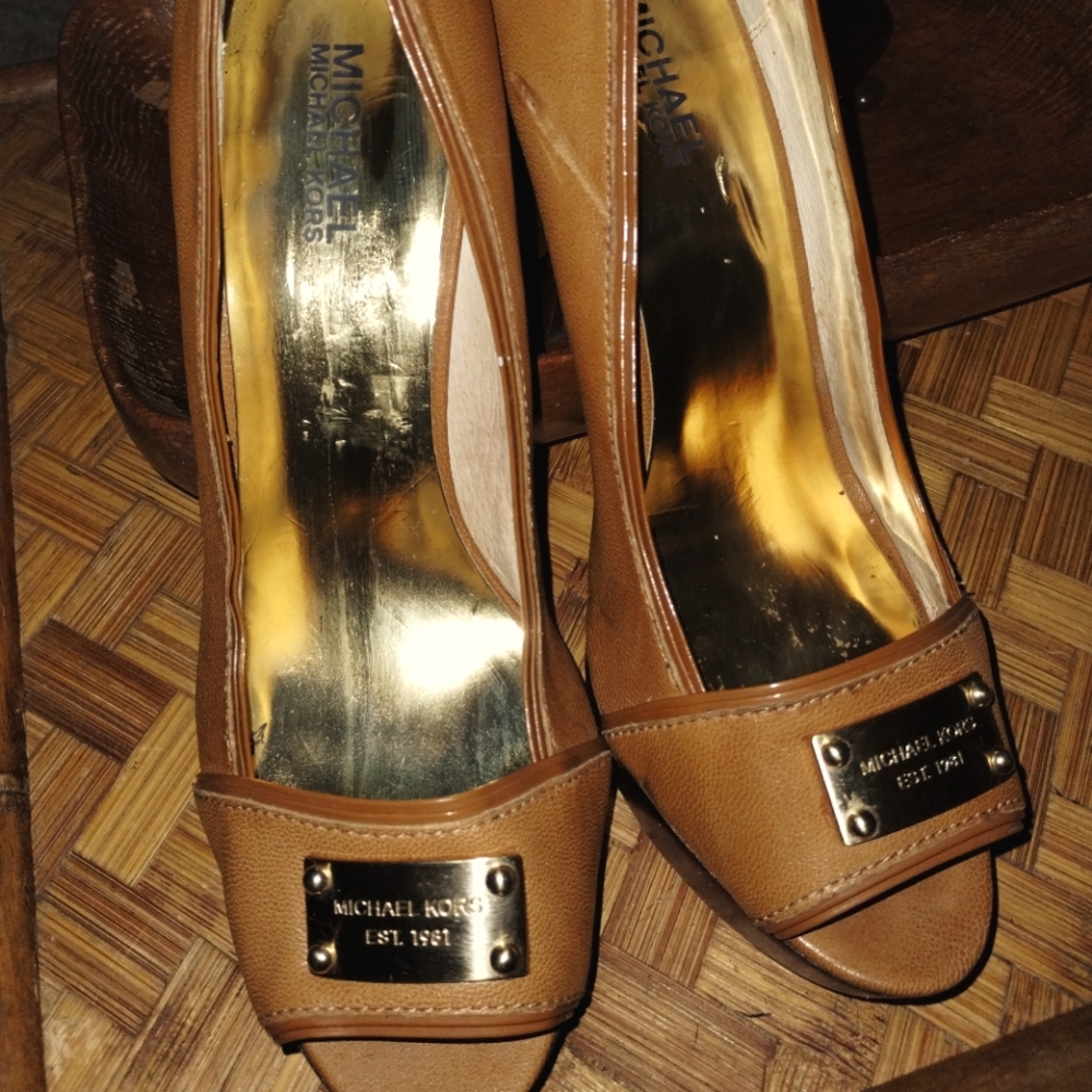 Vintage Michael Kors Brown Heels with gold logo plated peep toe